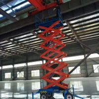 鄭州工人維修升降平臺(tái)