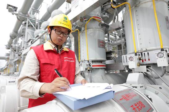 6月30日，國家電網工作人員在寧波500千伏甬港變進行投運啟動操作。