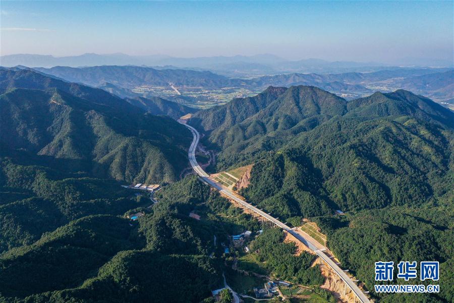 （經濟）（4）廣東：韶新高速松山隧道全線貫通