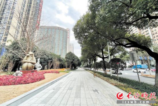 　　開福區芙蓉路綠葉女廣場周邊實施提質后的景象。長沙晚報通訊員 陳偉 攝